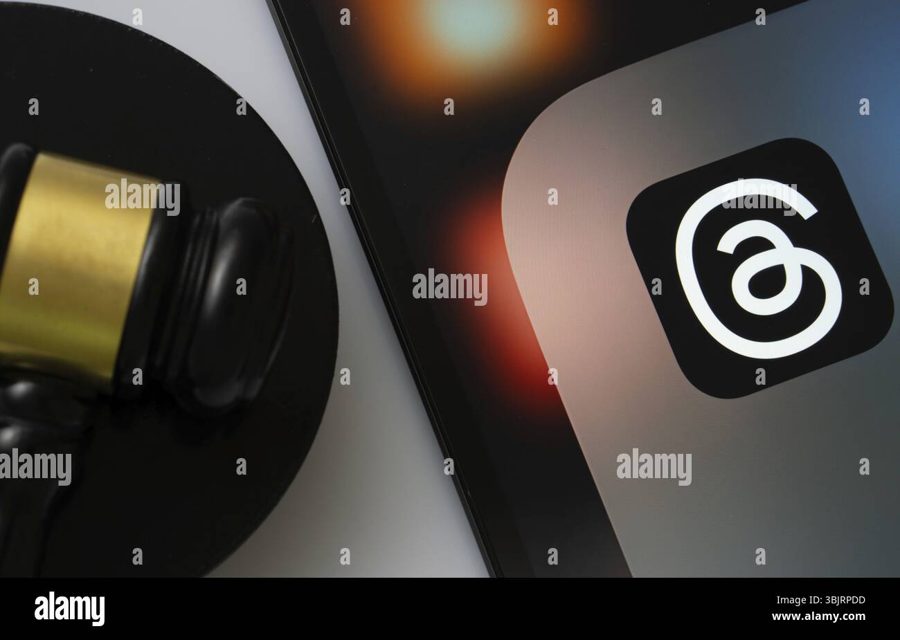 Dhaka, Bangladesh - 18 marzo 2025: Primo piano di uno schermo per iPad che mostra l'app thread accanto al martelletto di un giudice Foto Stock