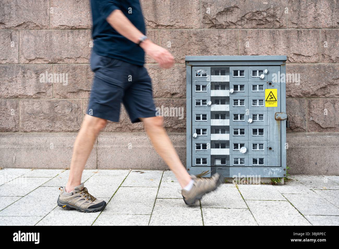 EVol murale di architettura brutalista su cassetta elettrica ad Aberdeen, Scozia, Regno Unito Foto Stock