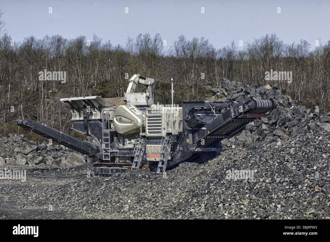Impianto di estrazione e produzione di ghiaia e scaglie di granito. Attrezzature per la lavorazione del granito, processore per la lavorazione del granito, scavo di ghiaia Foto Stock