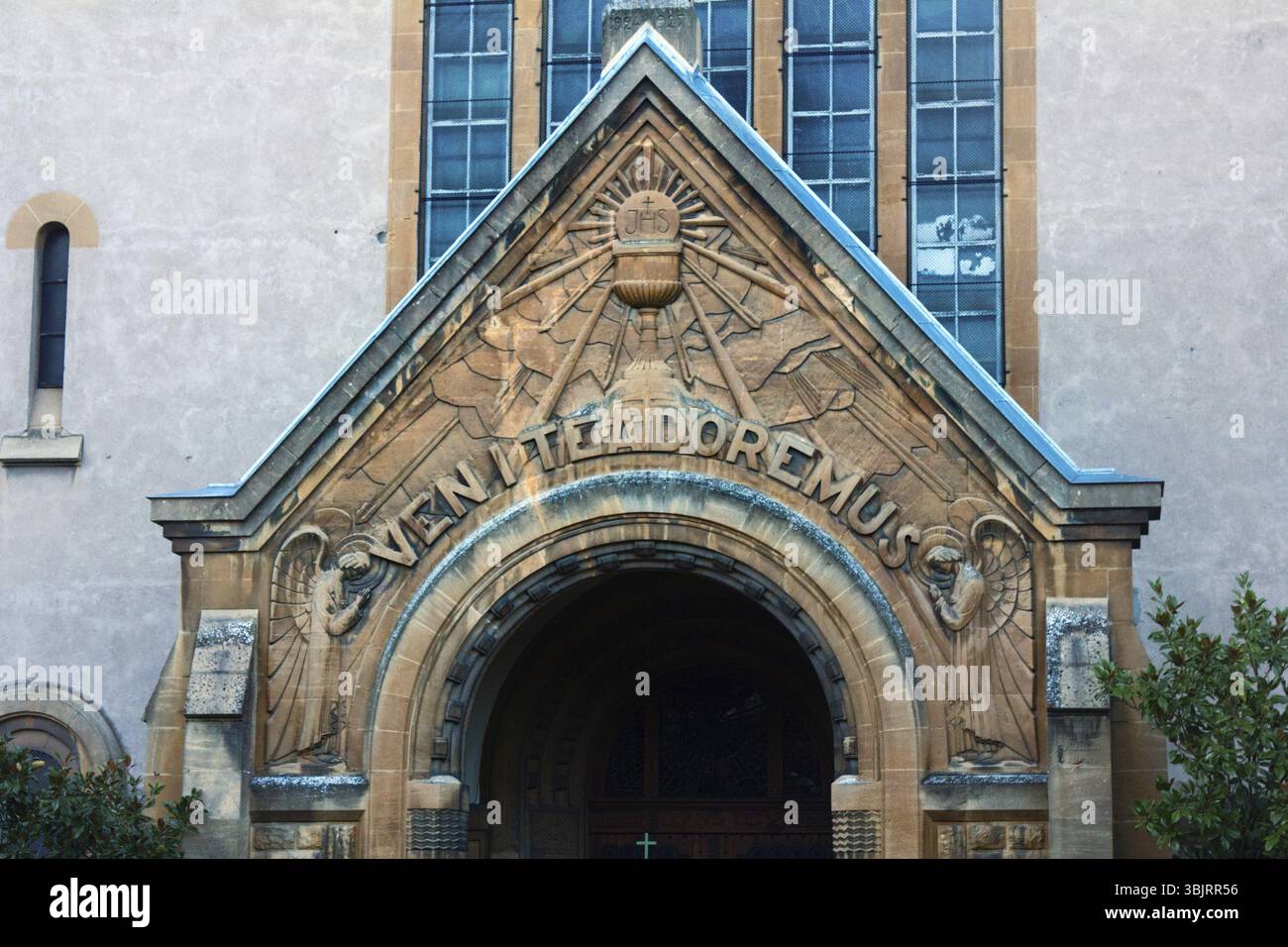Ingresso ad arco al tempio viene dal significato Latino - Immettere messaggero di Dio. Architettura della chiesa. Metz Foto Stock