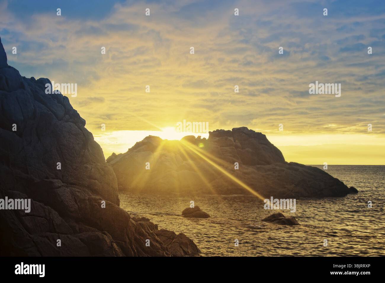 Costa mediterranea in luminosi colori dell'estate. Splendido tramonto. Foto di viaggio del turismo e della pubblicità delle agenzie di viaggio Foto Stock