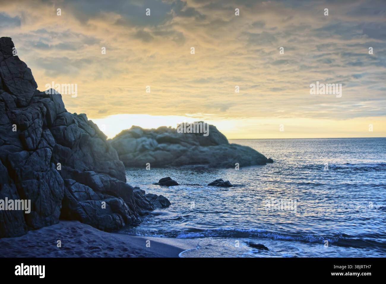 Costa mediterranea in luminosi colori dell'estate. Splendido tramonto. Foto di viaggio del turismo e della pubblicità delle agenzie di viaggio Foto Stock