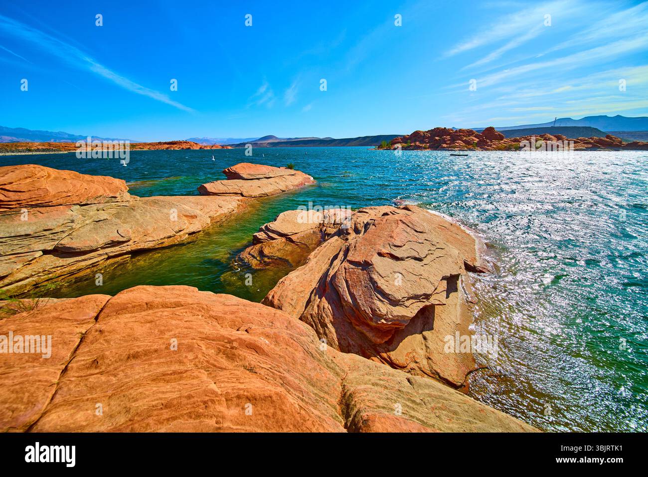 Red Sandstone e Blue Lake Water in Motion Sand Hollow State Park, vista dal livello dell'occhio Foto Stock