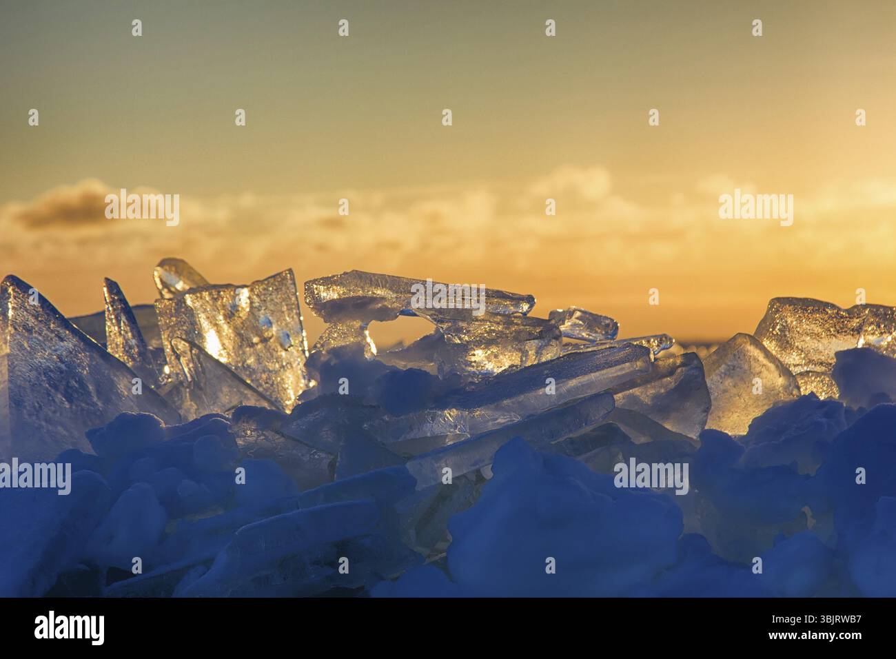 Stato d'animo gioioso. Primavera brilla e risplende sul ghiaccio in fusione. Sun hits eye Foto Stock