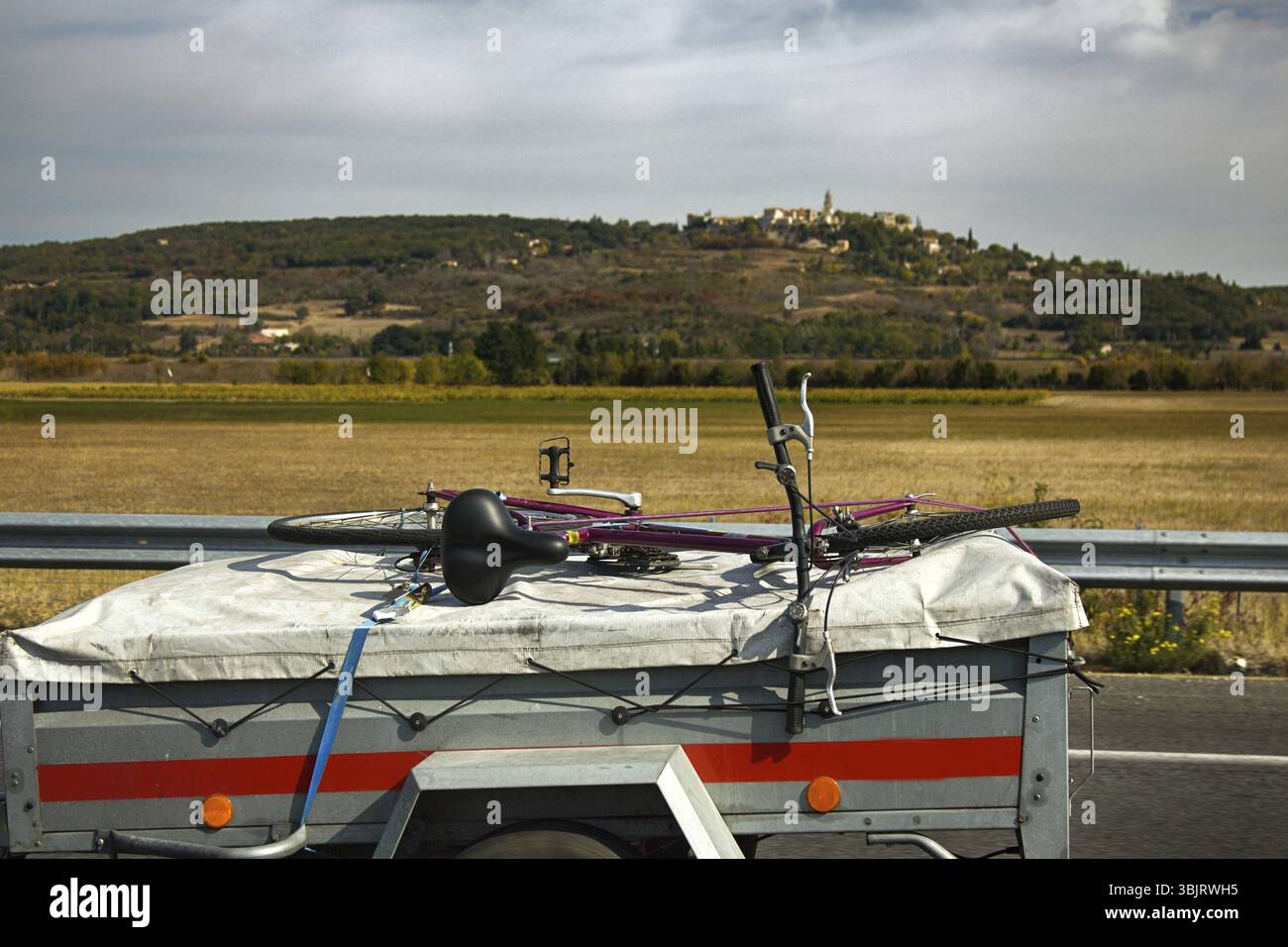 Ciclismo e ciclismo. Supporti per biciclette per auto e furgoni, montare biciclette su auto, fissaggio per bici, bici da strada, cruiser, City bike, bicicletta da strada Foto Stock