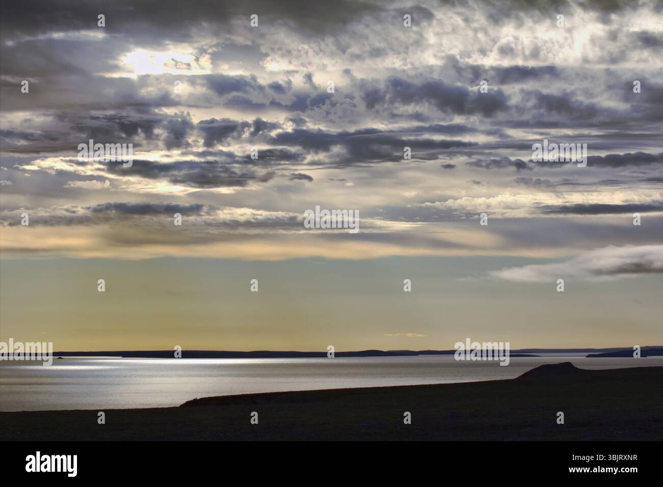 Vista da sud a Bay Chernaya - test atomico sito. Si tratta di sito per superficie e subacquea bomba nucleare prove. Artico russo Foto Stock