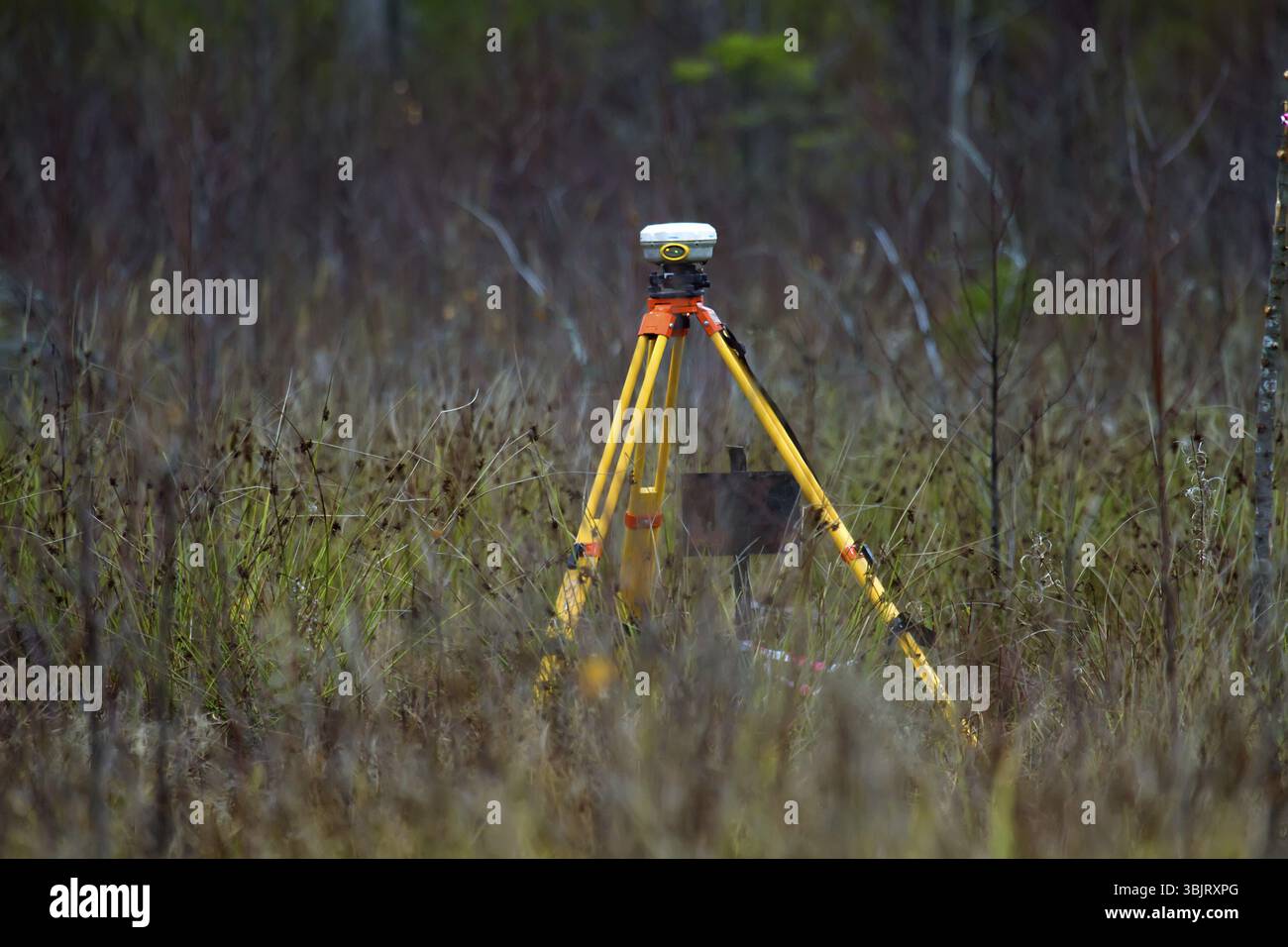 Geodesy come branca di produzione, rilievi territoriali. La geodetica del ricevitore GPS è l'attrezzatura più perfetta (accurata). Questo dispositivo viene fornito come ricevitore di base Foto Stock
