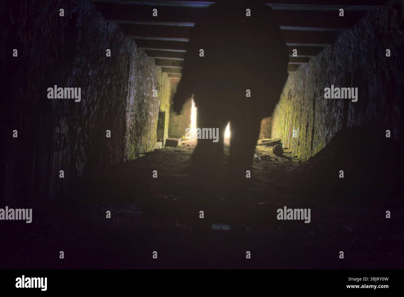 L'apocalisse zombie è arrivata. la paura arriva alla fine del mondo del tunnel notturno Foto Stock