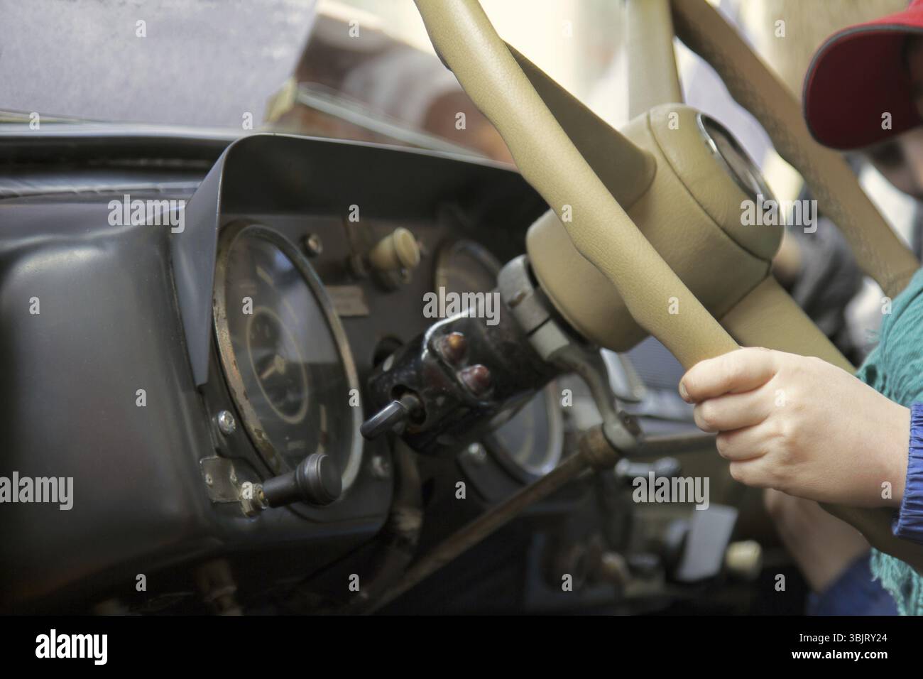 Primo piano su un vecchio autobus d'epoca per il controllo della cabina. veicoli del secolo scorso Foto Stock