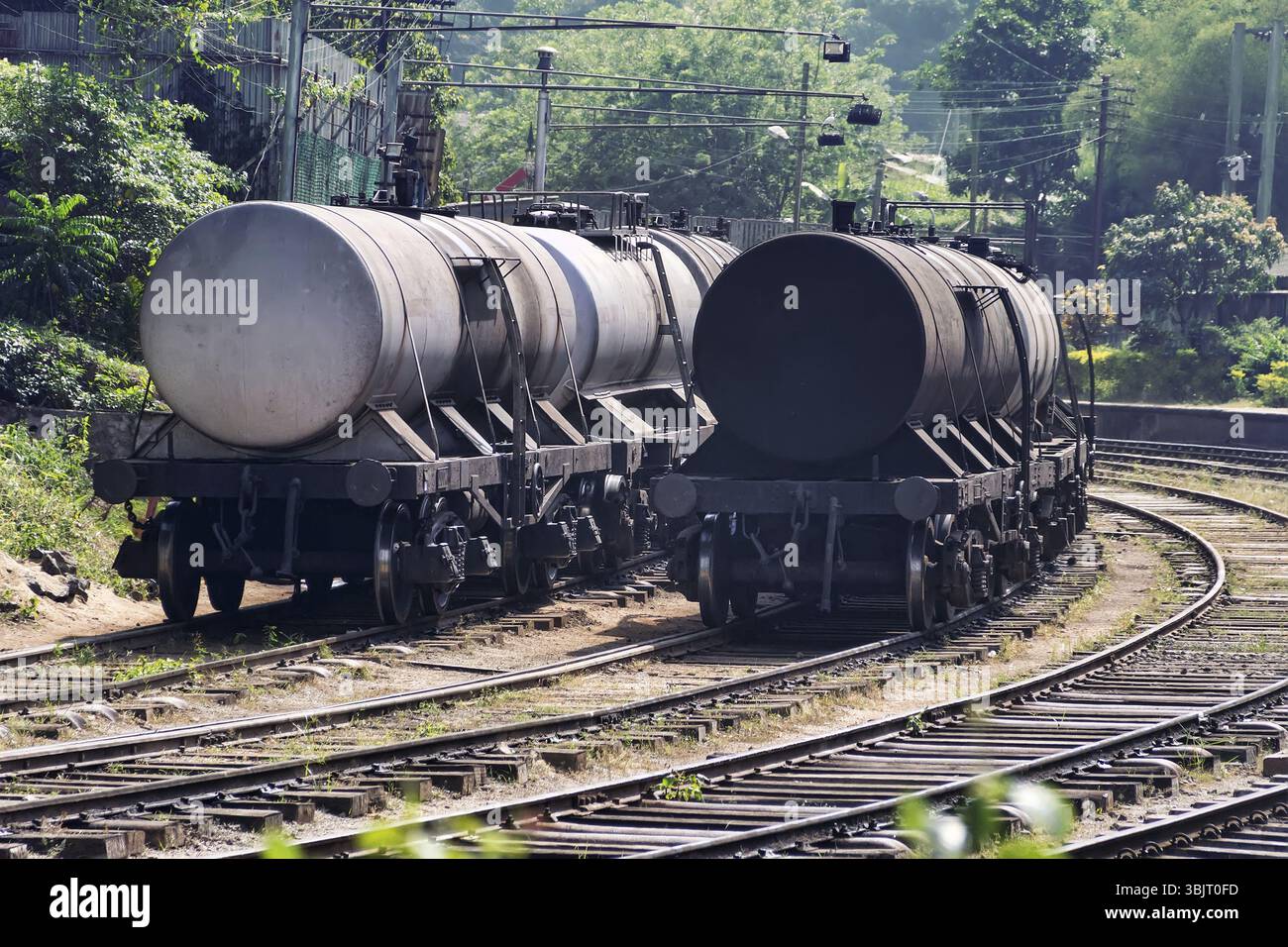 Set di serbatoi con trasporto di olio e carburante tramite rail. Cargo auto e treni nel sud-est asiatico Foto Stock