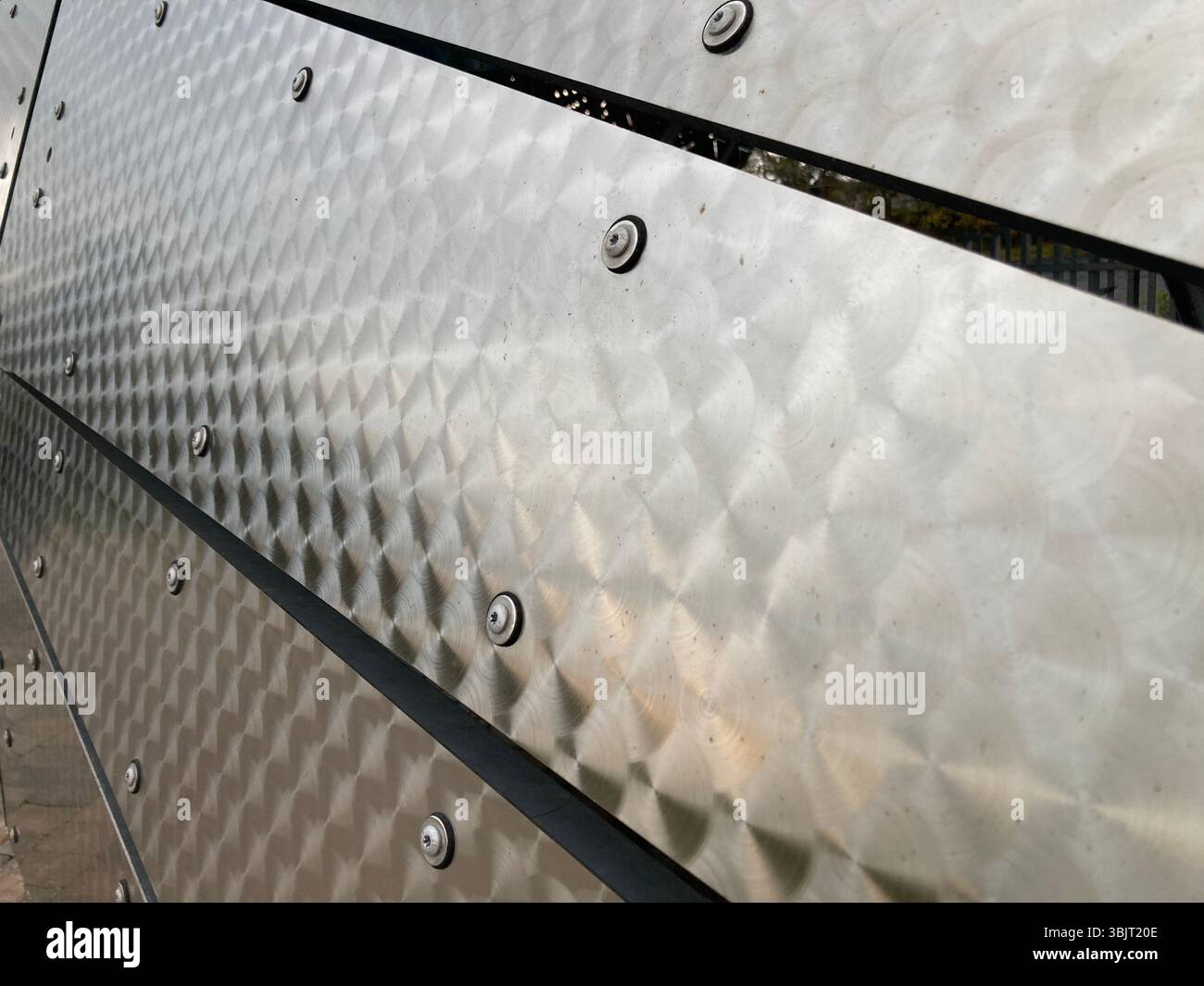 Pannelli di rivestimento in acciaio inossidabile lucido: Finiture eleganti e riflettenti delle pareti esterne o interne pregiate in un'architettura moderna per una maggiore durata e senza tempo Foto Stock