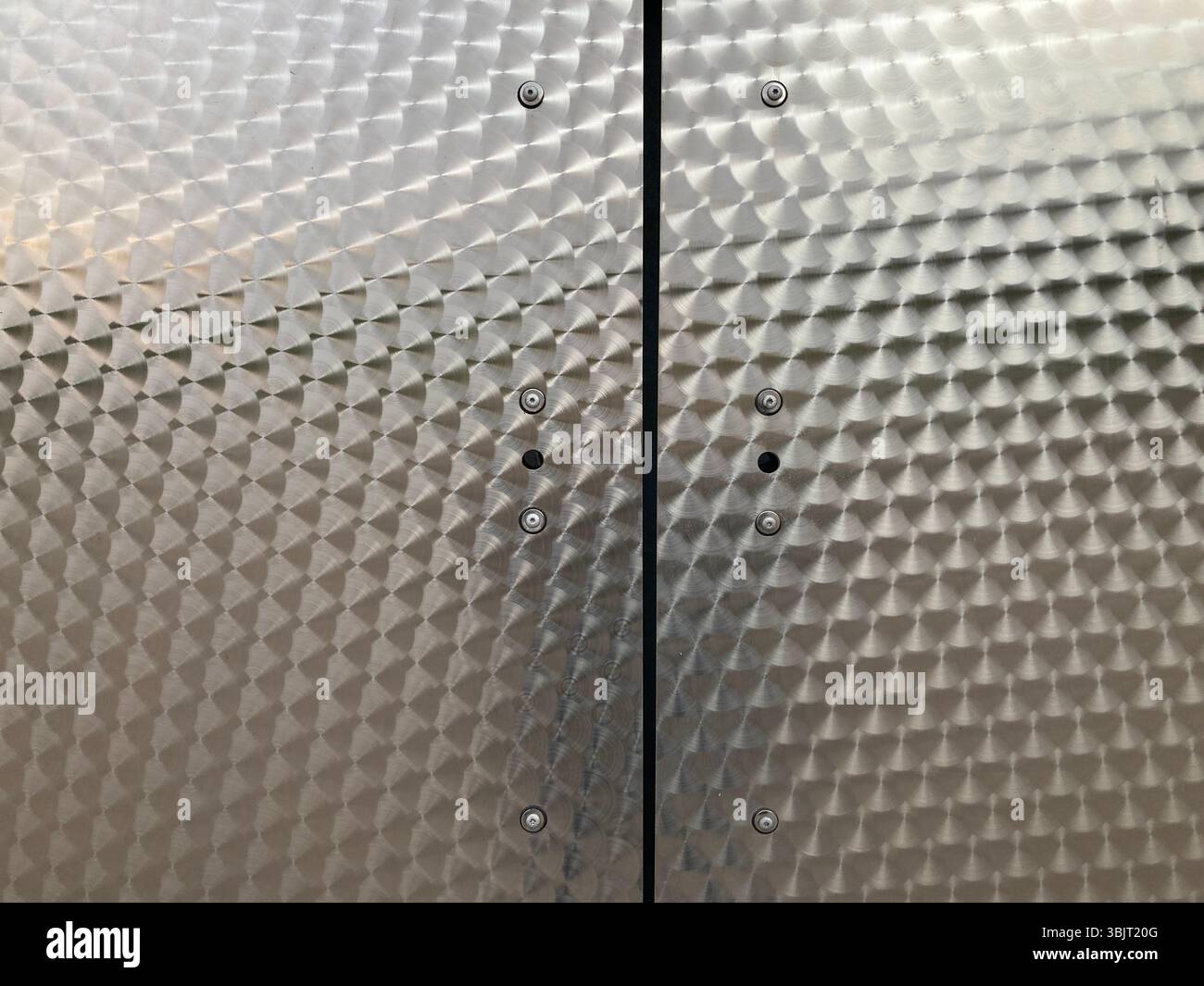 Pannelli di rivestimento in acciaio inossidabile lucido: Finiture eleganti e riflettenti delle pareti esterne o interne pregiate in un'architettura moderna per una maggiore durata e senza tempo Foto Stock