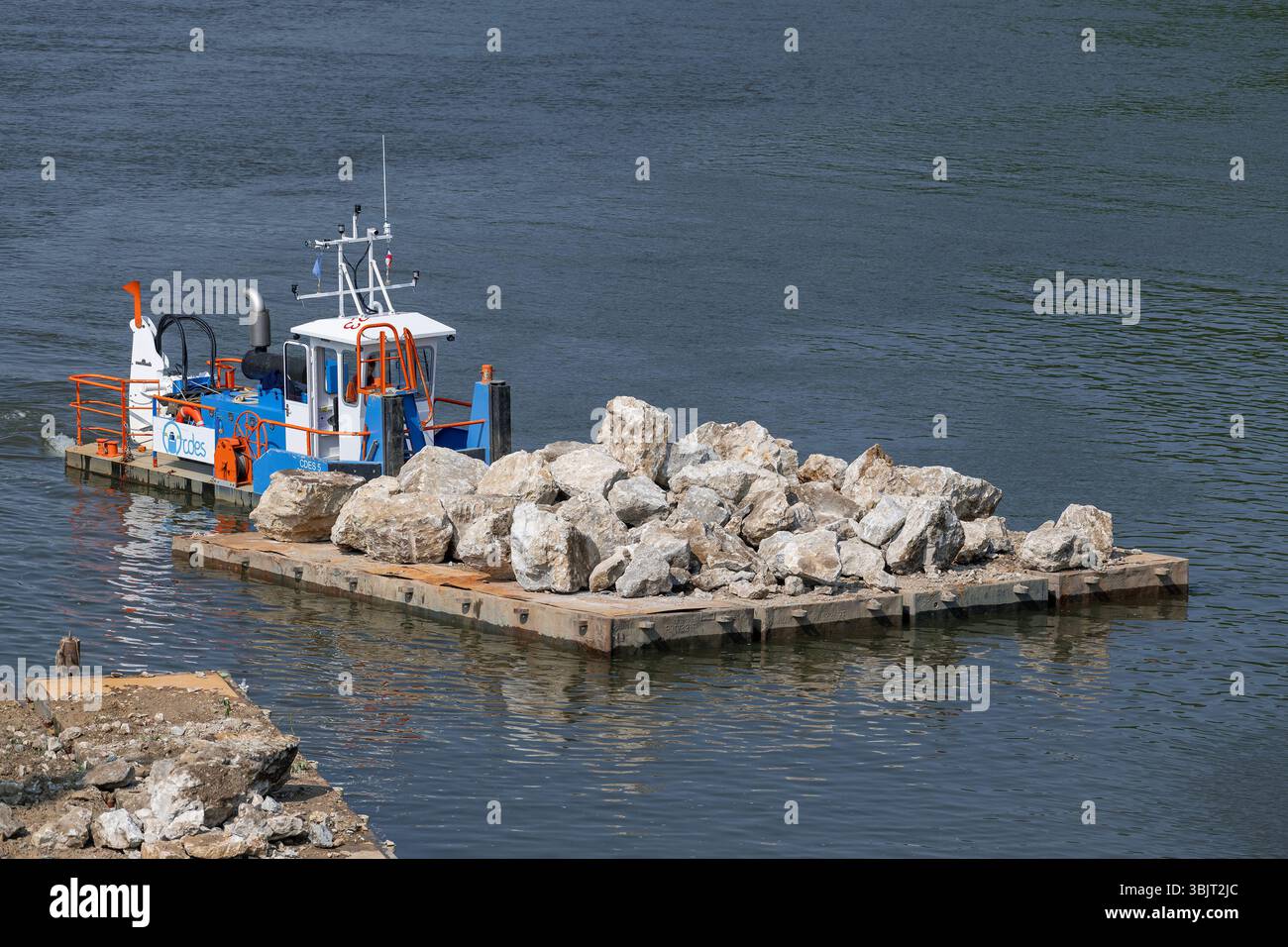 Villey-le-sec, Francia - Vista su una piccola barca a rimorchio spinge una chiatta carica per lavori fluviali sulla Mosella. Foto Stock