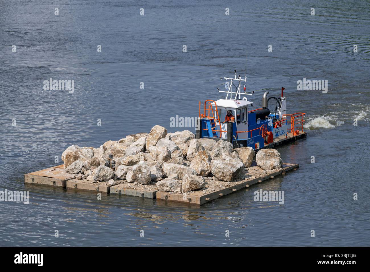 Villey-le-sec, Francia - Vista su una piccola barca a rimorchio spinge una chiatta carica per lavori fluviali sulla Mosella. Foto Stock