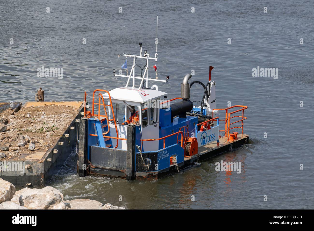 Villey-le-sec, Francia - Vista su una piccola barca a rimorchio spinge una chiatta carica per lavori fluviali sulla Mosella. Foto Stock