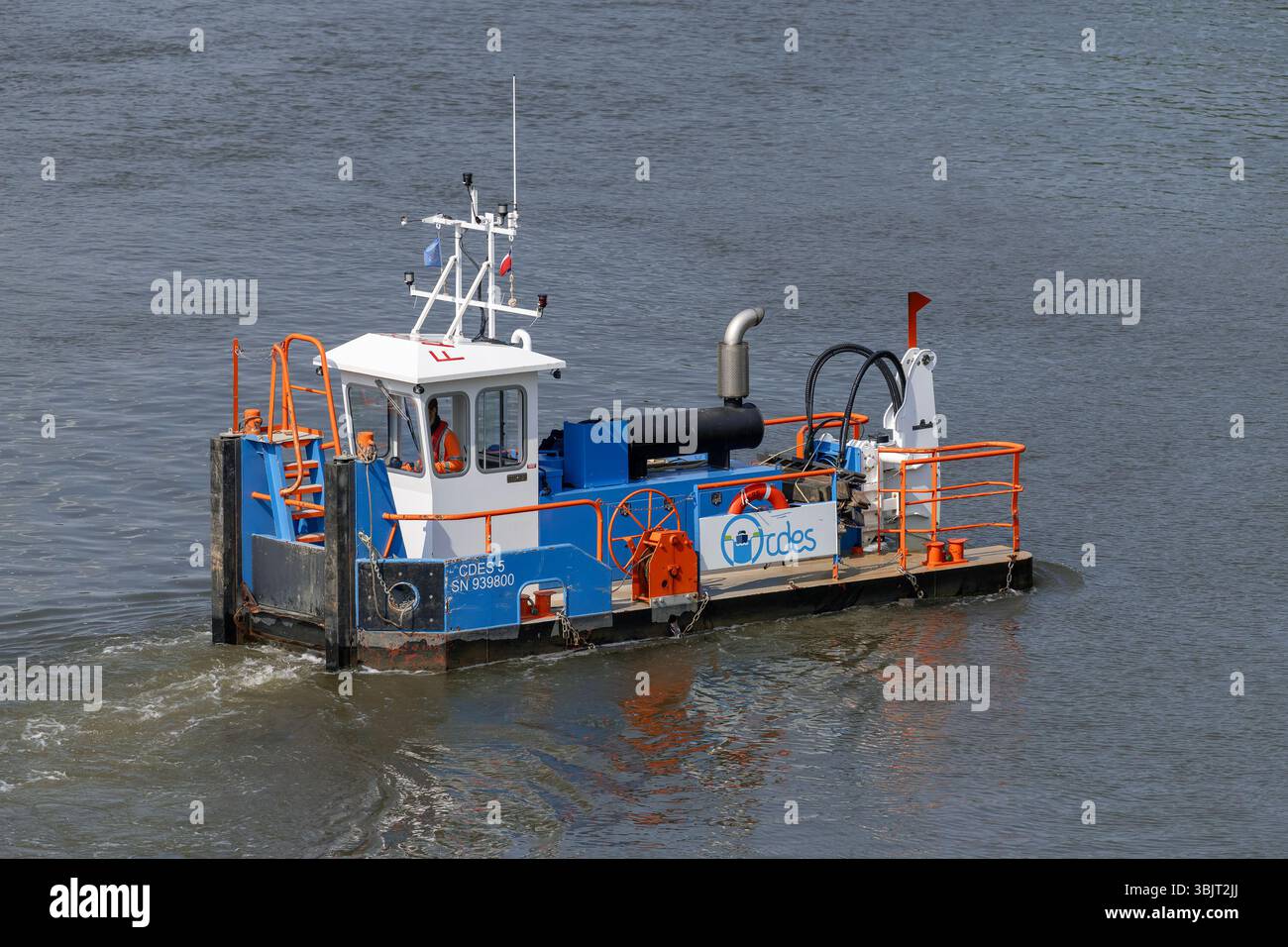 Villey-le-sec, Francia - Vista su una piccola barca a rimorchio spinge una chiatta carica per lavori fluviali sulla Mosella. Foto Stock