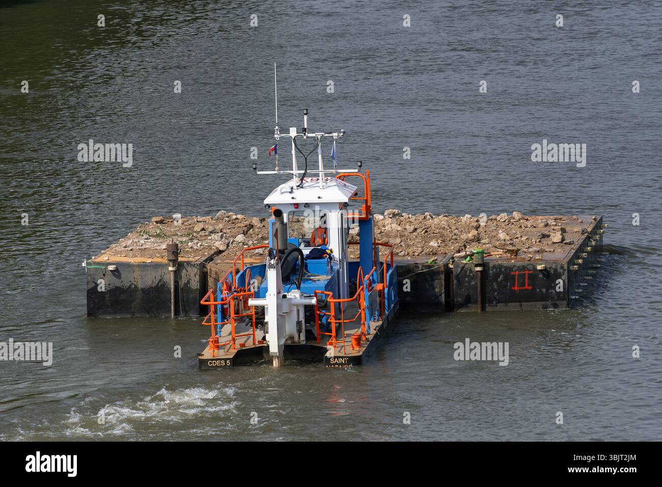 Villey-le-sec, Francia - Vista su una piccola barca a rimorchio spinge una chiatta carica per lavori fluviali sulla Mosella. Foto Stock