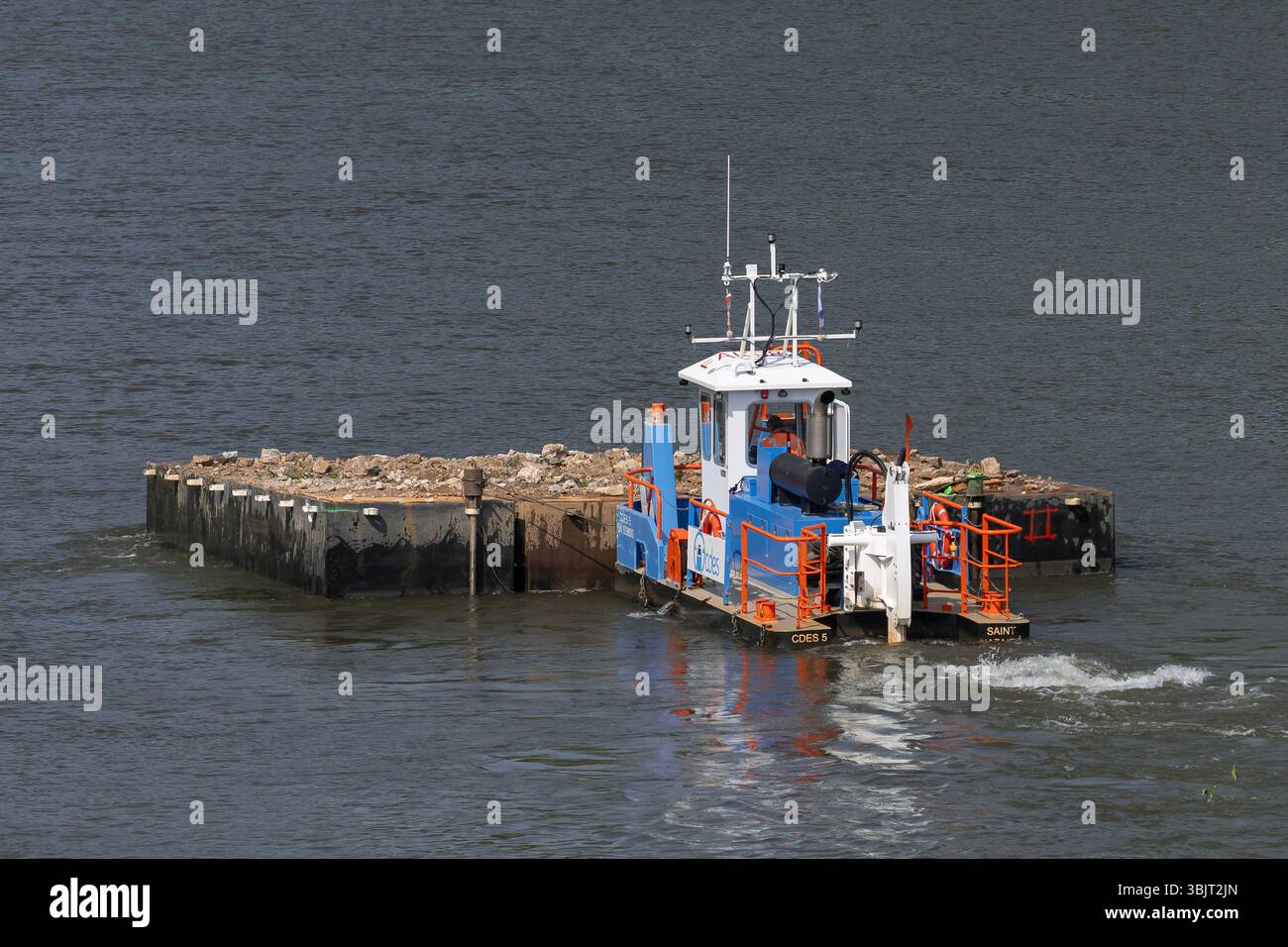 Villey-le-sec, Francia - Vista su una piccola barca a rimorchio spinge una chiatta carica per lavori fluviali sulla Mosella. Foto Stock
