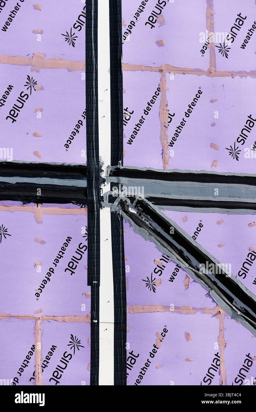 Sviluppo di edifici del centro civico di Radcliffe con pannelli di supporto per la difesa contro le intemperie installati, rigenerazione del centro città a radcliffe lancashire regno unito Foto Stock