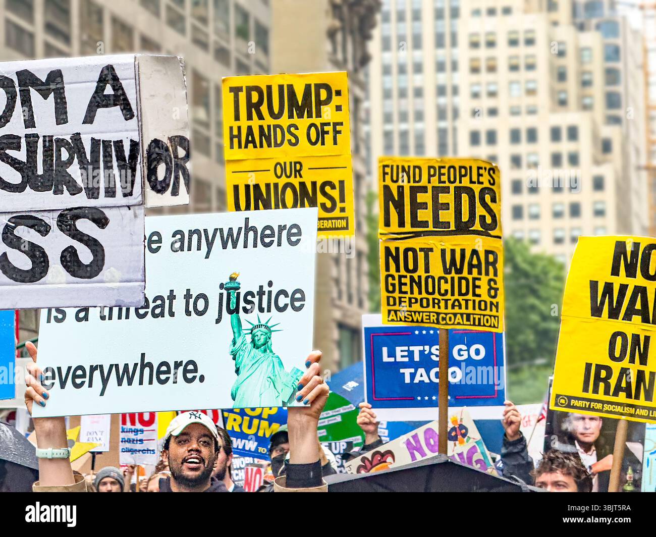 Manifestanti che partecipano alla marcia di protesta "No Kings", Fifth Avenue, New York, New York, USA, 14 giugno 2025 Foto Stock