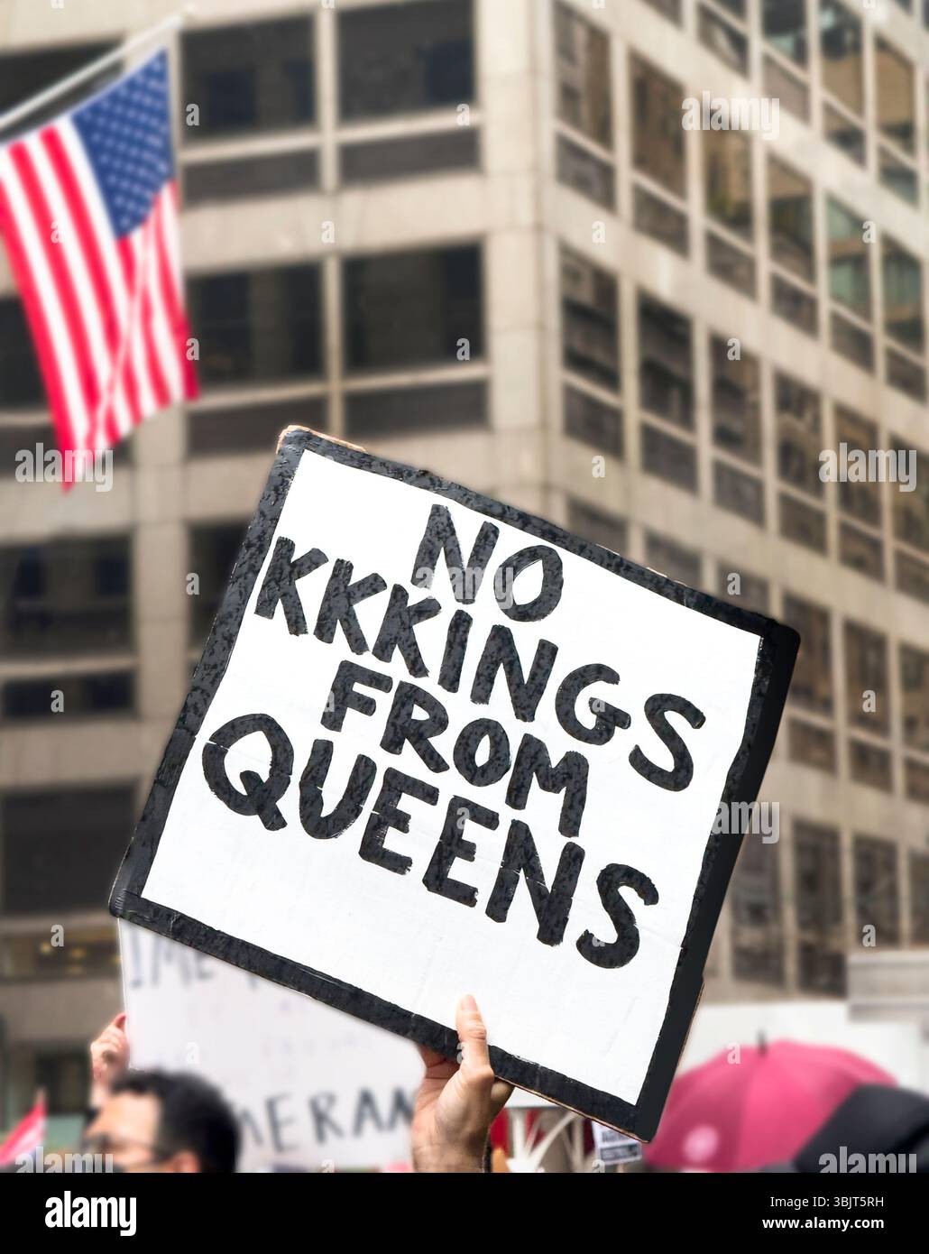 Manifestanti che partecipano alla marcia di protesta "No Kings", Fifth Avenue, New York, New York, USA, 14 giugno 2025 Foto Stock