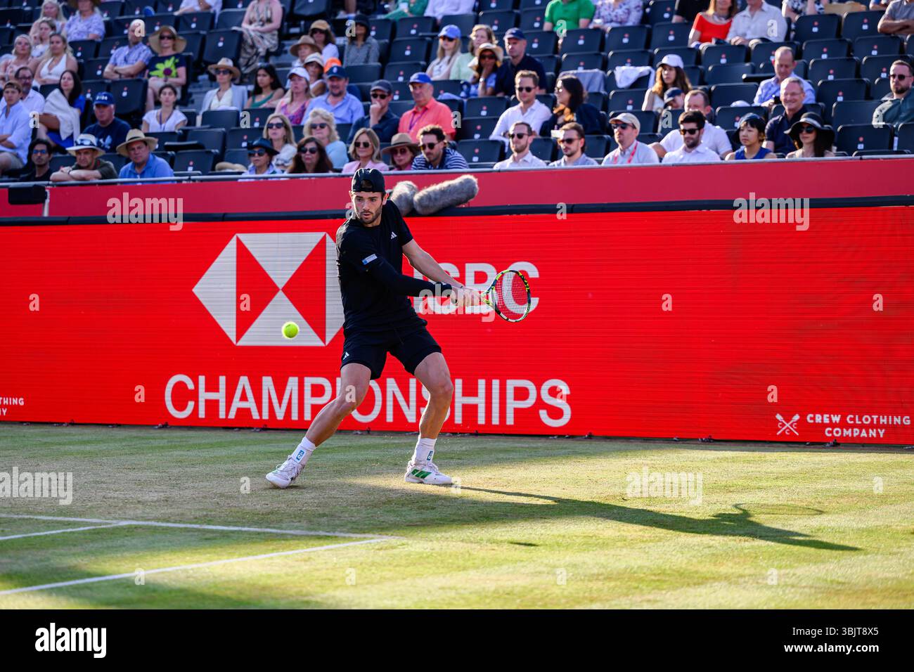LONDRA, REGNO UNITO 16 giugno: Jacob FEARNLEY (GBR) in azione contro Alex BOLT (AUS) durante l'ATP 500 il giorno 8 dei Campionati HSBC 2025 al Queen's Club lunedì 16 giugno 2025 a LONDRA, REGNO UNITO. Crediti: Taka Wu/Alamy Live News Foto Stock