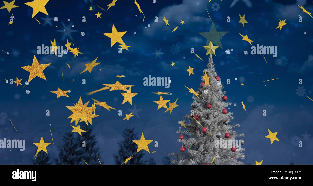 Abete smerigliato con topper verde a stella e stelle dorate all'aperto di notte, copia spazio Foto Stock