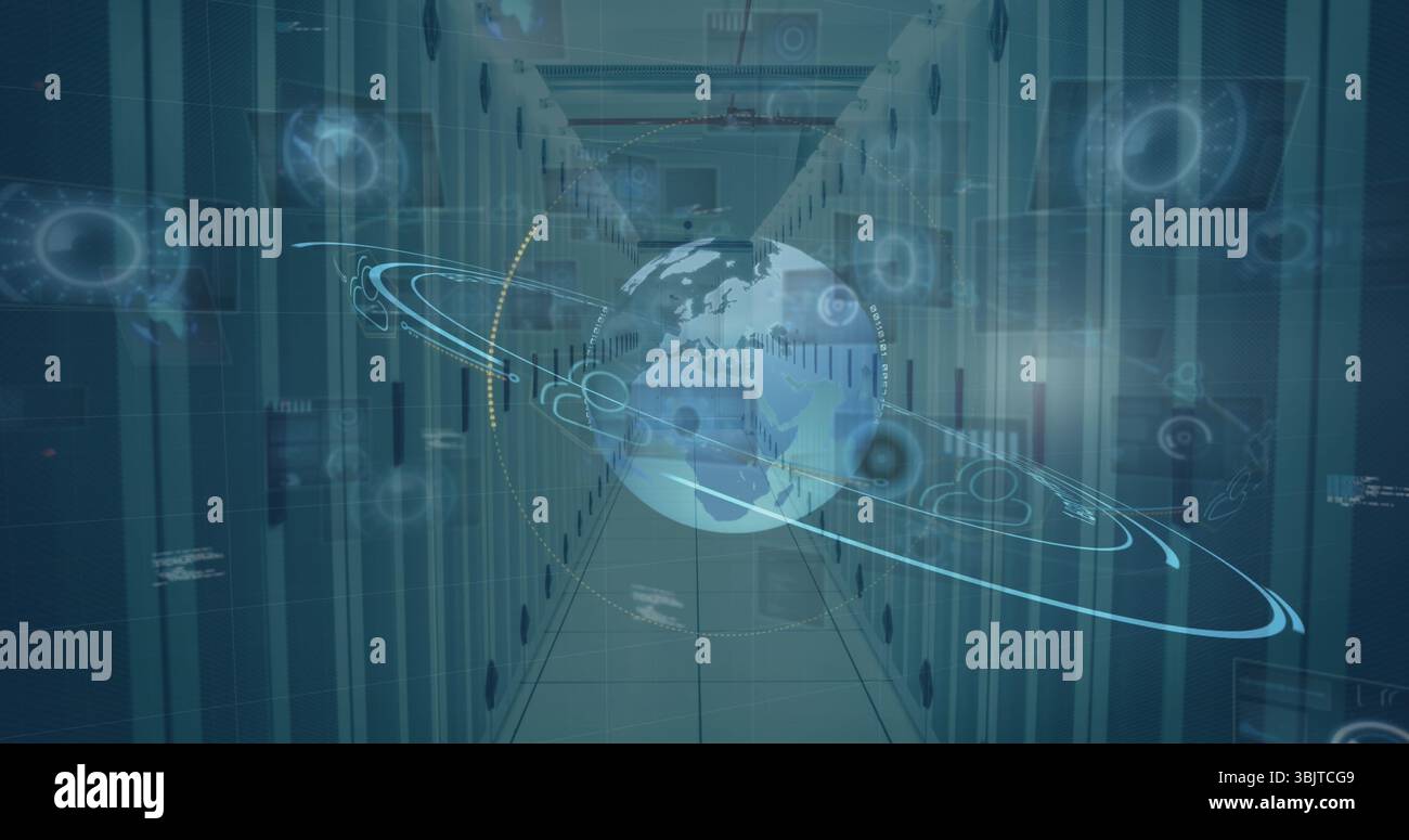 Mostra la Terra olografica con anelli orbitanti e nodi di rete nella corsia del data center, con rack Foto Stock