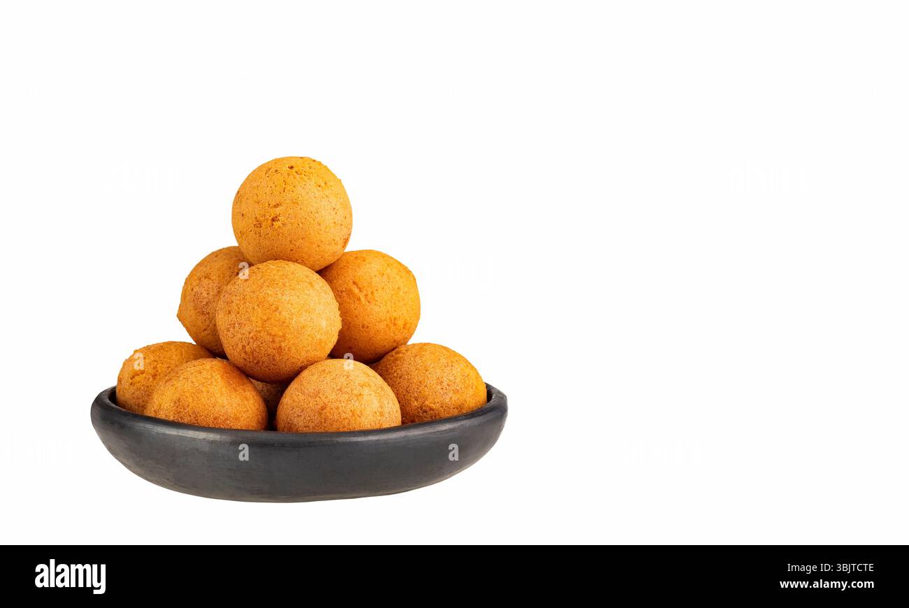 Piatto artigianale di buñuelos colombiano su sfondo bianco - cibo tradizionale colombiano Foto Stock