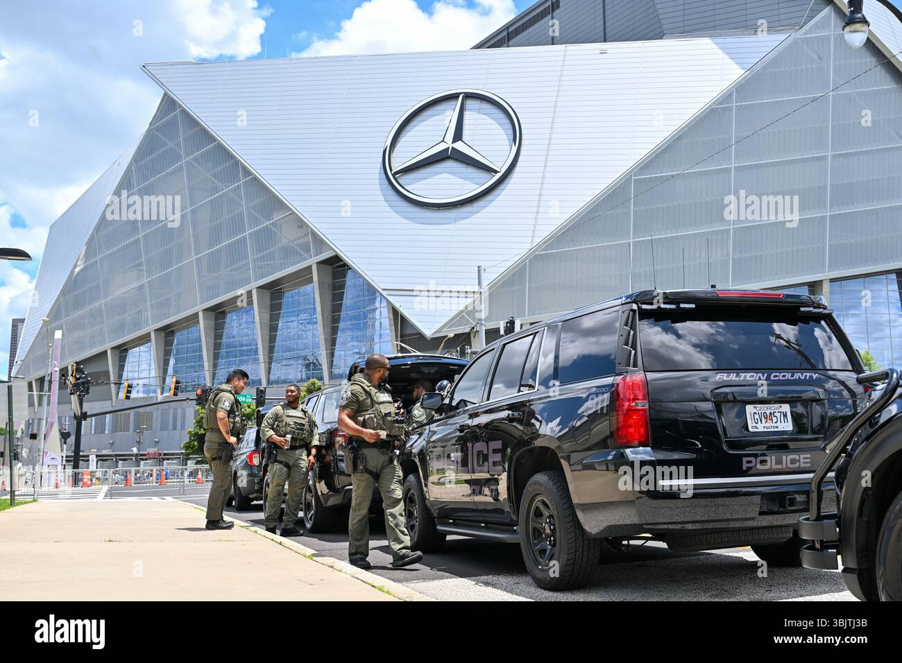 Atlanta, Stati Uniti. 16 giugno 2025. Gli agenti di polizia sono visti fuori dal Mercedes-Benz Stadium prima della partita del gruppo D tra il Chelsea d'Inghilterra e il Los Angeles FC degli Stati Uniti alla Coppa del mondo per club FIFA 2025 ad Atlanta, negli Stati Uniti, il 16 giugno 2025. Crediti: Chen Yichen/Xinhua/Alamy Live News Foto Stock