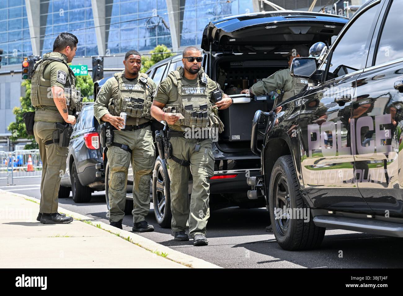 Atlanta, Stati Uniti. 16 giugno 2025. Gli agenti di polizia sono visti fuori dal Mercedes-Benz Stadium prima della partita del gruppo D tra il Chelsea d'Inghilterra e il Los Angeles FC degli Stati Uniti alla Coppa del mondo per club FIFA 2025 ad Atlanta, negli Stati Uniti, il 16 giugno 2025. Crediti: Chen Yichen/Xinhua/Alamy Live News Foto Stock