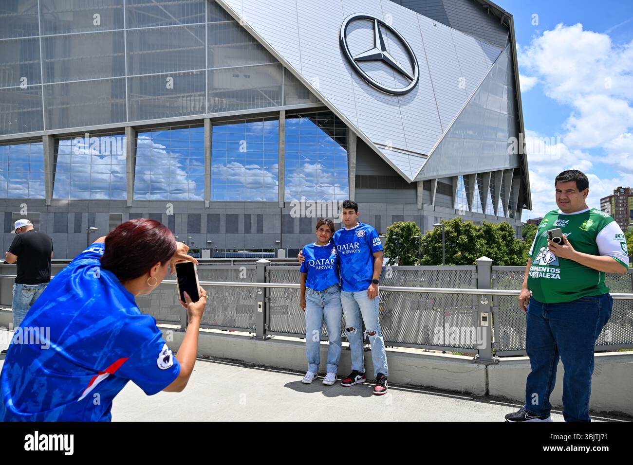 Atlanta, Stati Uniti. 16 giugno 2025. Gli spettatori posano fuori dal Mercedes-Benz Stadium prima della partita del gruppo D tra Chelsea d'Inghilterra e Los Angeles FC degli Stati Uniti alla Coppa del mondo per club FIFA 2025 ad Atlanta, Stati Uniti, 16 giugno 2025. Crediti: Chen Yichen/Xinhua/Alamy Live News Foto Stock