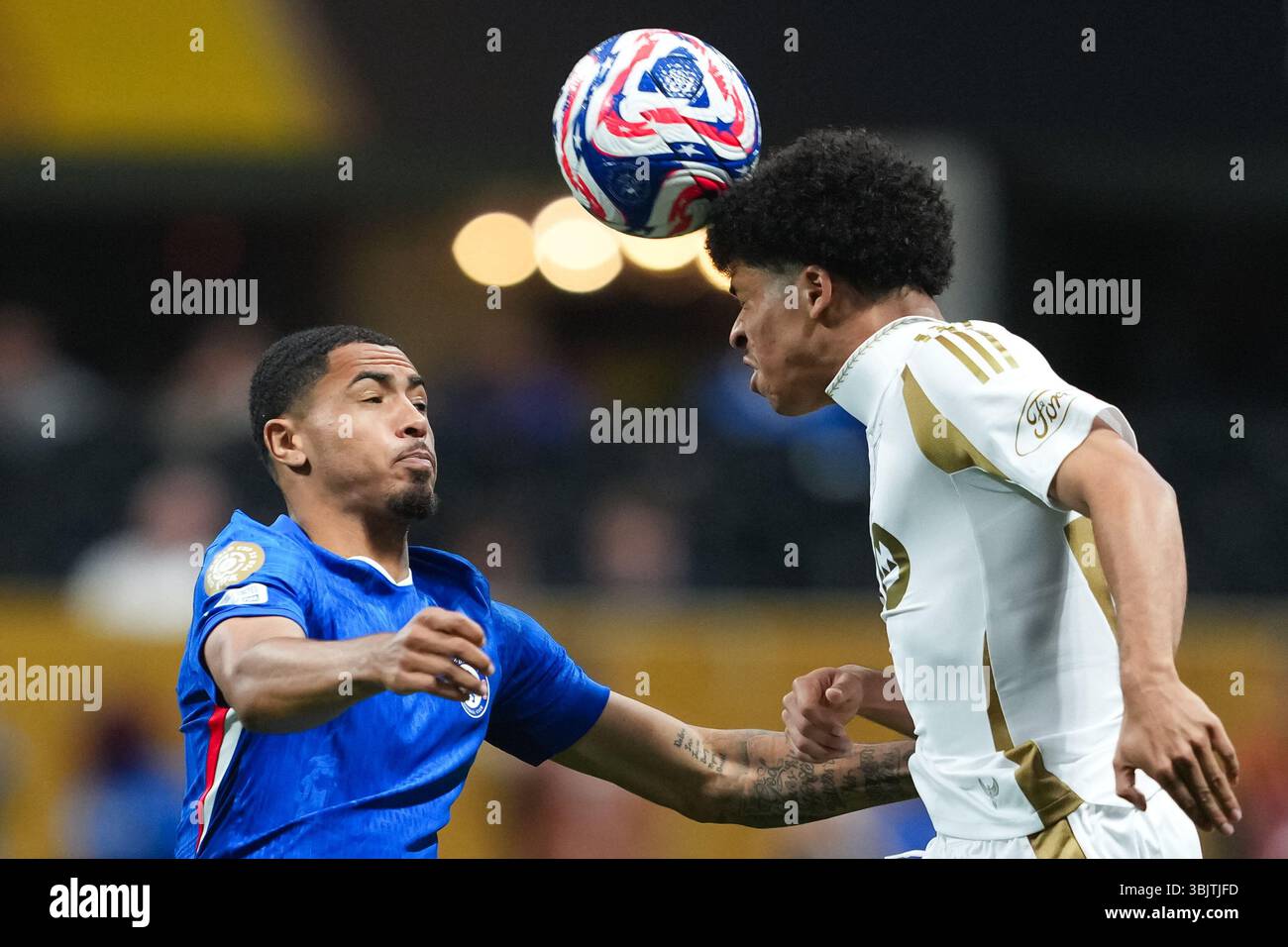 Atlanta, Stati Uniti. 16 giugno 2025. David Martinez (R) del Los Angeles FC si dirige verso il pallone durante la partita del gruppo D tra Chelsea d'Inghilterra e Los Angeles FC degli Stati Uniti alla Coppa del mondo FIFA Club 2025 ad Atlanta, negli Stati Uniti, 16 giugno 2025. Crediti: Xu Chang/Xinhua/Alamy Live News Foto Stock
