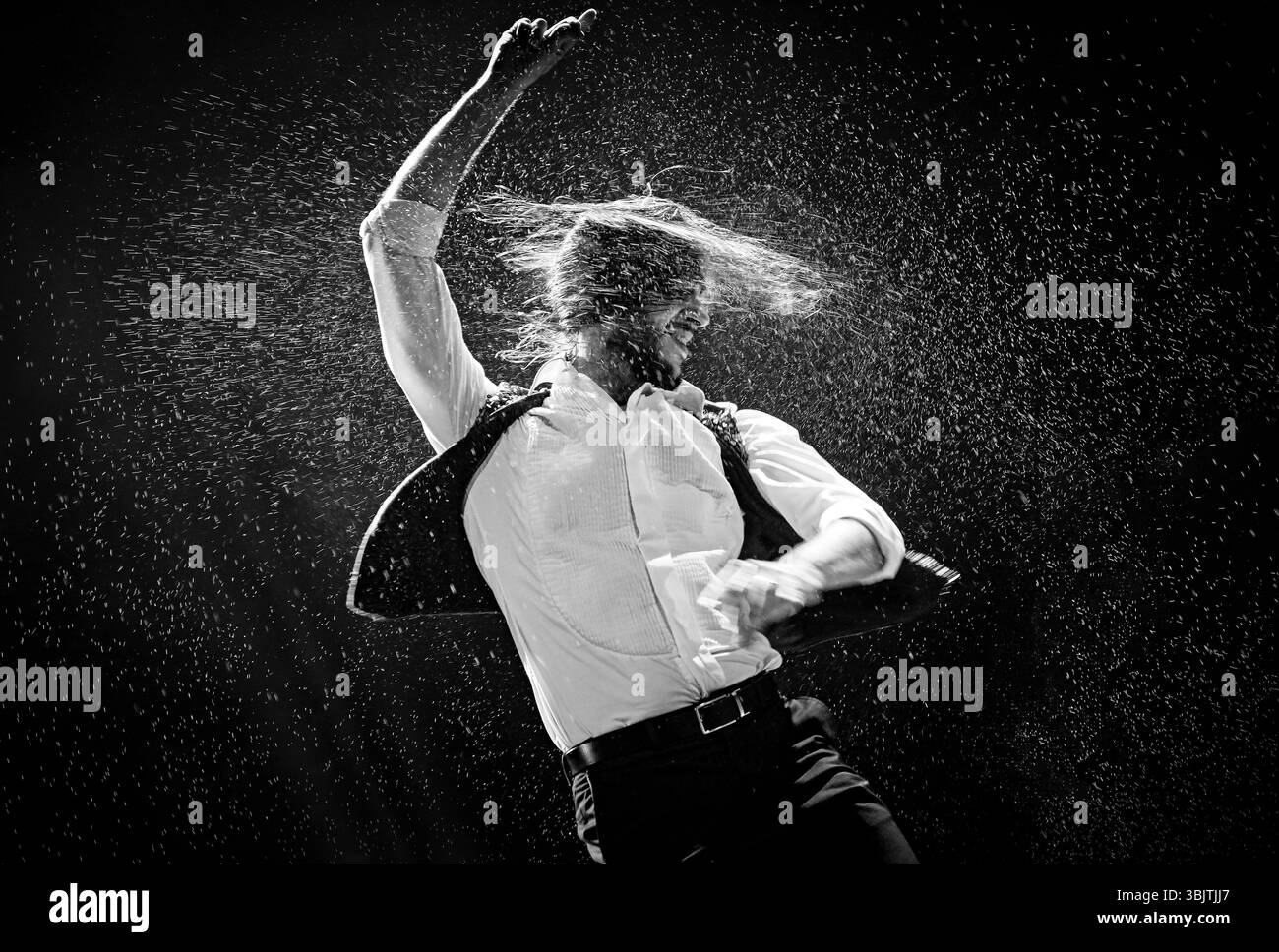 "Ritratto in bianco e nero di una ballerina di flamenco catturata in movimento. Acqua ed energia enfatizzano l'emozione e il ritmo delle prestazioni." Foto Stock
