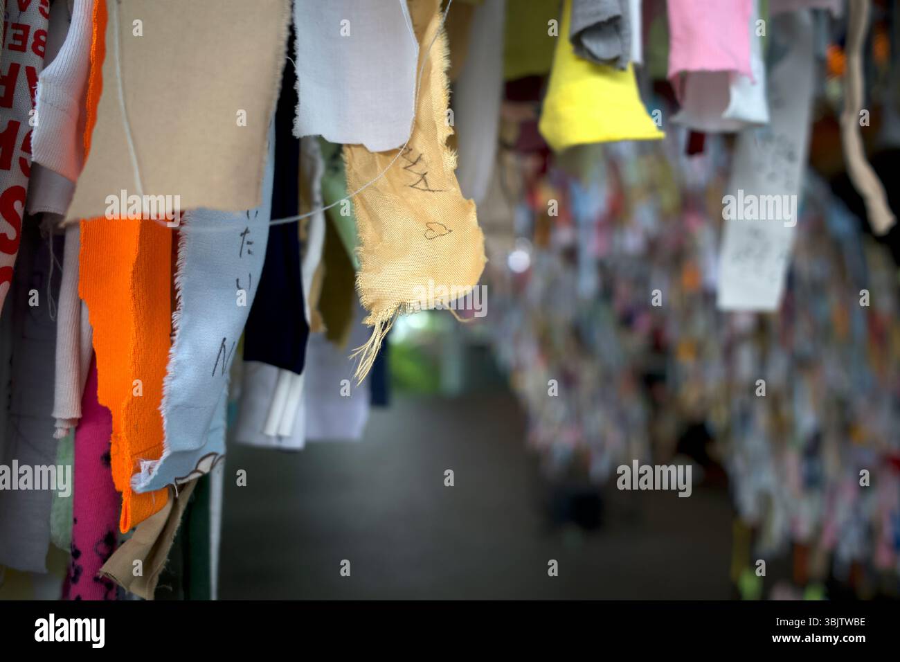 Augurando carte nei Giardini della Baia di Singapore, carta o stoffa per pregare d'amore e buon rapporto nella società cinese. Foto Stock