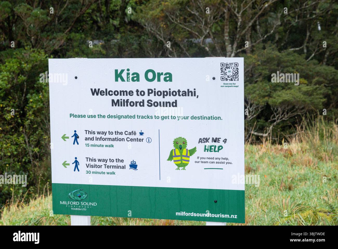 Milford Sound, Fiordland National Park, nuova Zelanda, Kia ora benvenuti alla segnaletica piopiotahi Milford Sound, 2025 Foto Stock