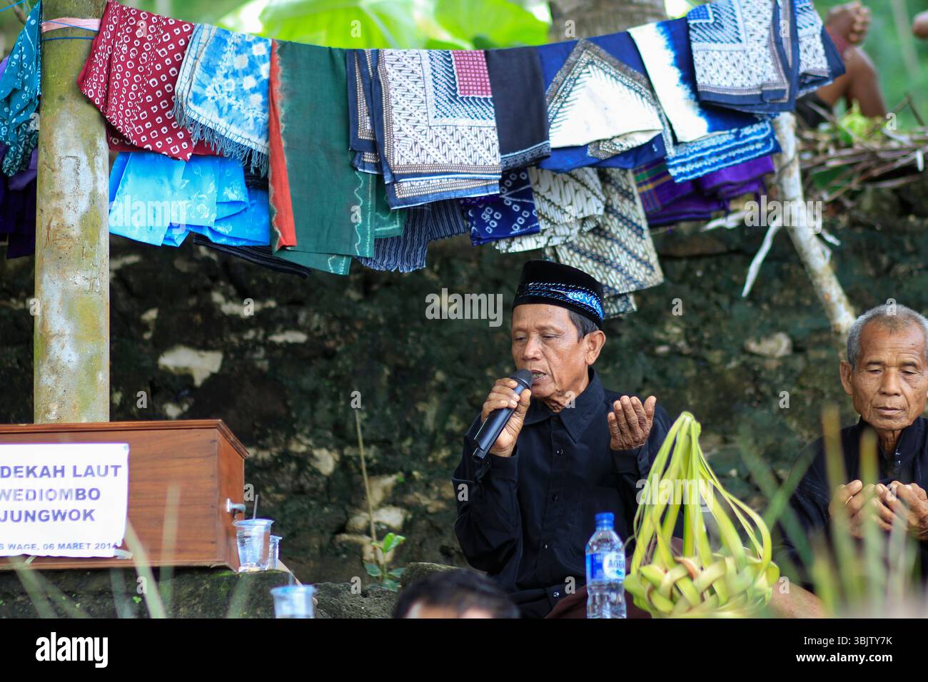 Il leader tradizionale conduce una preghiera alla cerimonia della tradizione delle elemosine marine di Ngalangi a Wediombo Beach. Foto Stock