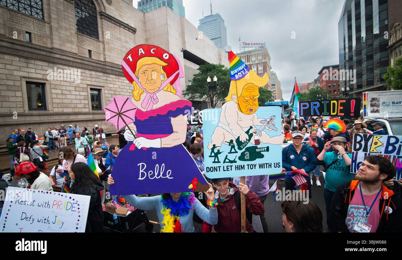 “No Kings” e Boston Pride, Boston, ma, USA. 14 giugno 2025. I membri di 50501, un'organizzazione nazionale pro-democrazia che lavora con "No Kings", portano caricature a grandezza naturale di Donald Trump sul Boston Common all'inizio della marcia. Decine di migliaia di persone parteciparono al 2025 marzo e fiancheggiarono le strade della città lungo il percorso. Foto Stock