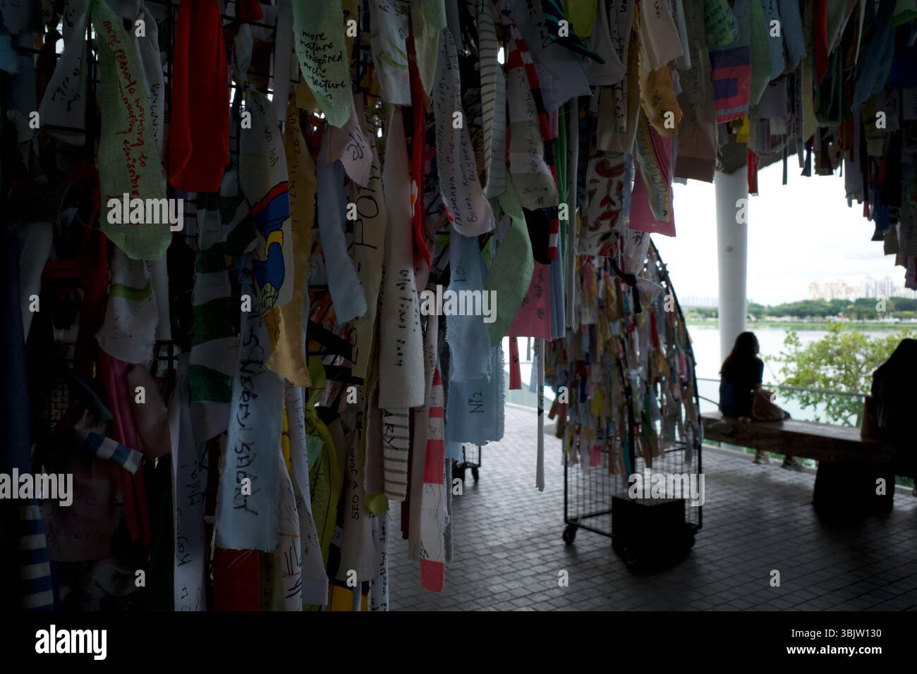 Augurando carte nei Giardini della Baia di Singapore, carta o stoffa per pregare d'amore e buon rapporto nella società cinese. Foto Stock