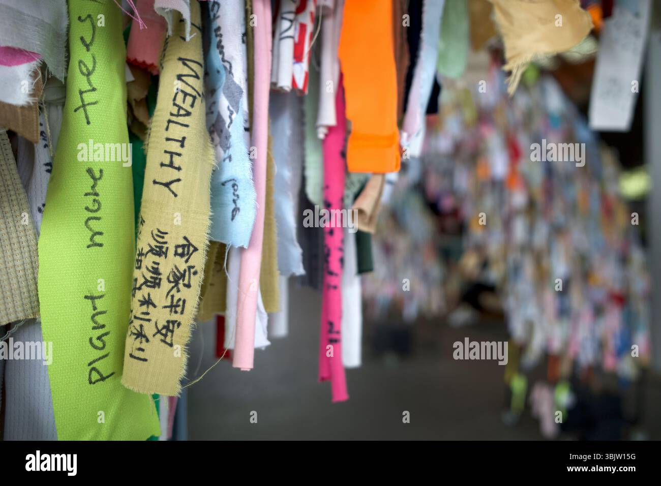 Augurando carte nei Giardini della Baia di Singapore, carta o stoffa per pregare d'amore e buon rapporto nella società cinese. Foto Stock