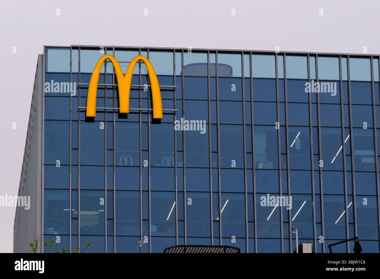 Shanghai, Cina - 12 aprile 2025: Logo del marchio McDonald's Corporation sull'edificio Foto Stock