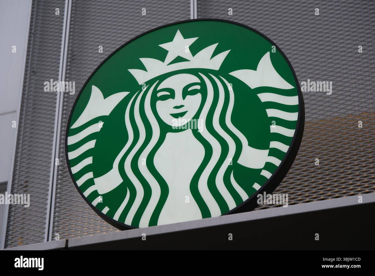 Shanghai, Cina - 12 aprile 2025: Primo piano del logo del marchio Starbucks Corporation Foto Stock