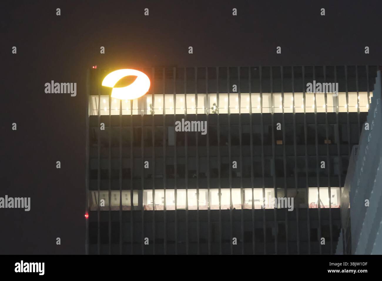 Shanghai, Cina - 12 aprile 2025: Logo della televisione Hunan sull'edificio Foto Stock