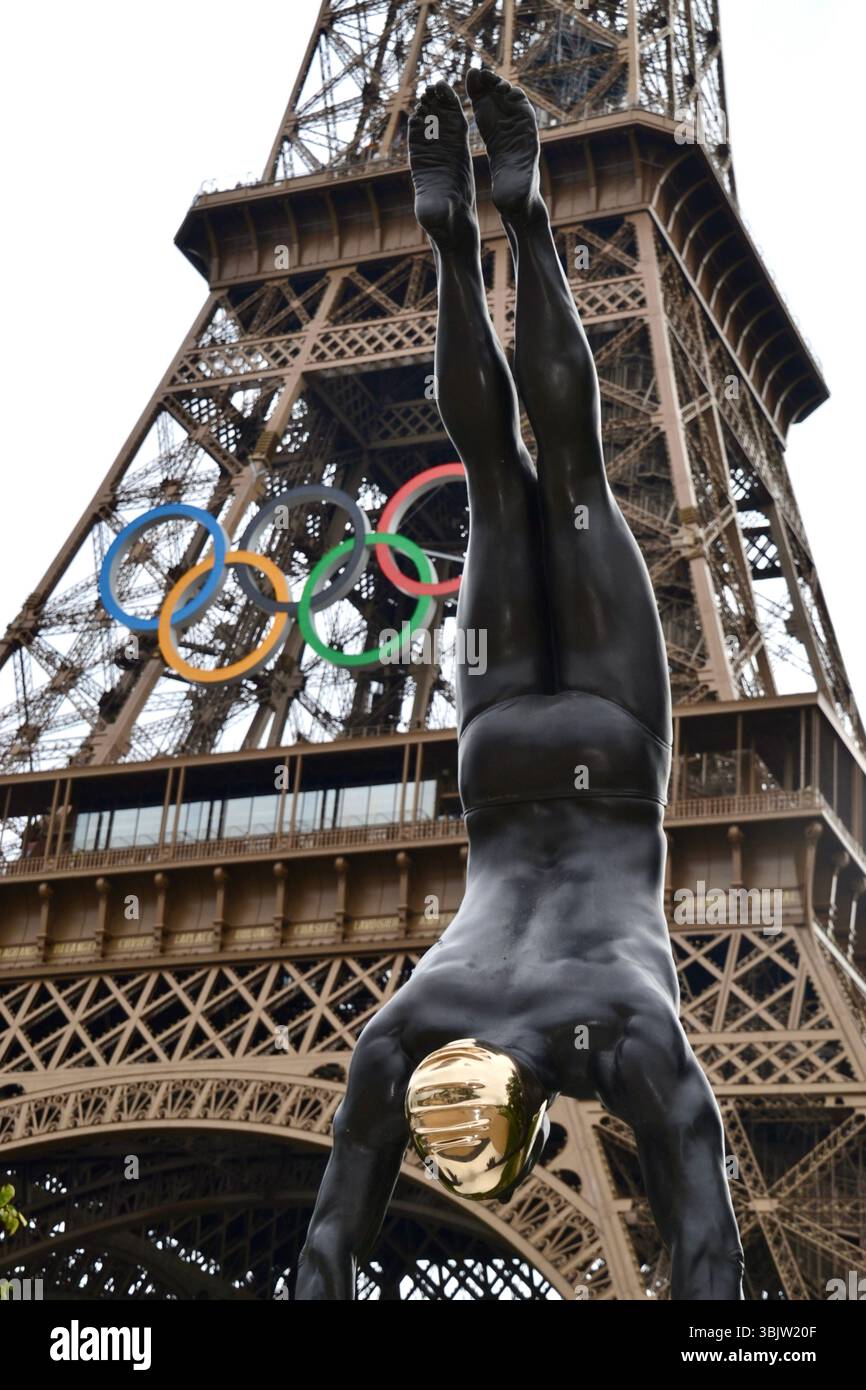 Il tuffatore in bronzo con tetto in oro di fronte alla Torre Eiffel a Parigi, subito dopo i Giochi Olimpici del 2024, ha ancora i cinque anelli adornati Foto Stock Il tuffatore in bronzo con tetto in oro di fronte alla Torre Eiffel a Parigi, subito dopo i Giochi Olimpici del 2024, ha ancora i cinque anelli adornati Foto Stock