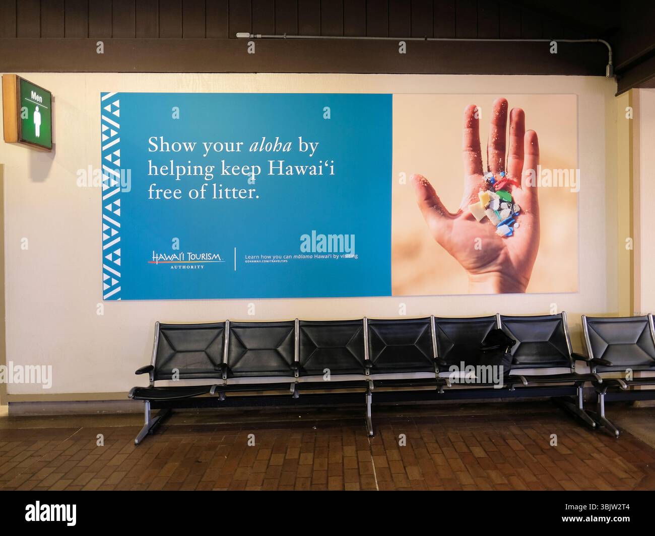 Cartello all'aeroporto di Lihue a Kauai, Hawaii, avvertendo i turisti e i visitatori della necessità di tenere liberi i rifiuti delle Hawaii; mano aperta che tiene i pezzi di plastica. Foto Stock
