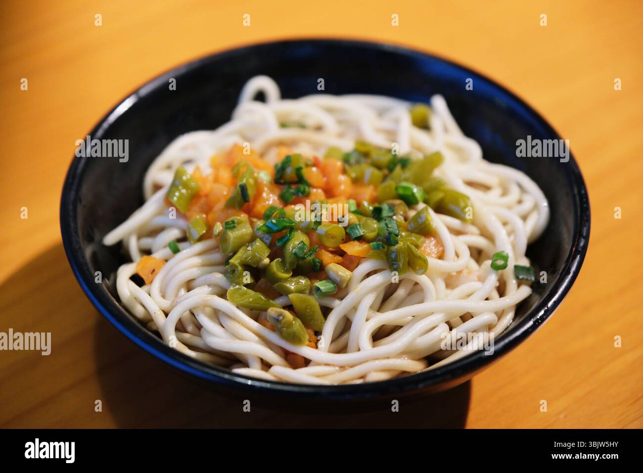 Tagliatelle secche calde, cibo a Wuhan, Cina Foto Stock