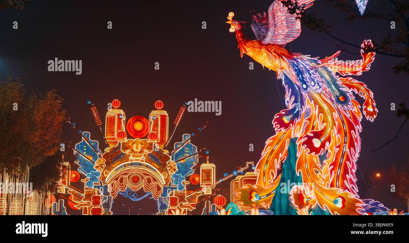 Pechino, Cina. Festival delle Lanterne Zigong a Pechino. Incredibile composizione di luci Phoenix Dance da Ninth Heaven. Fenghuang cinese Foto Stock