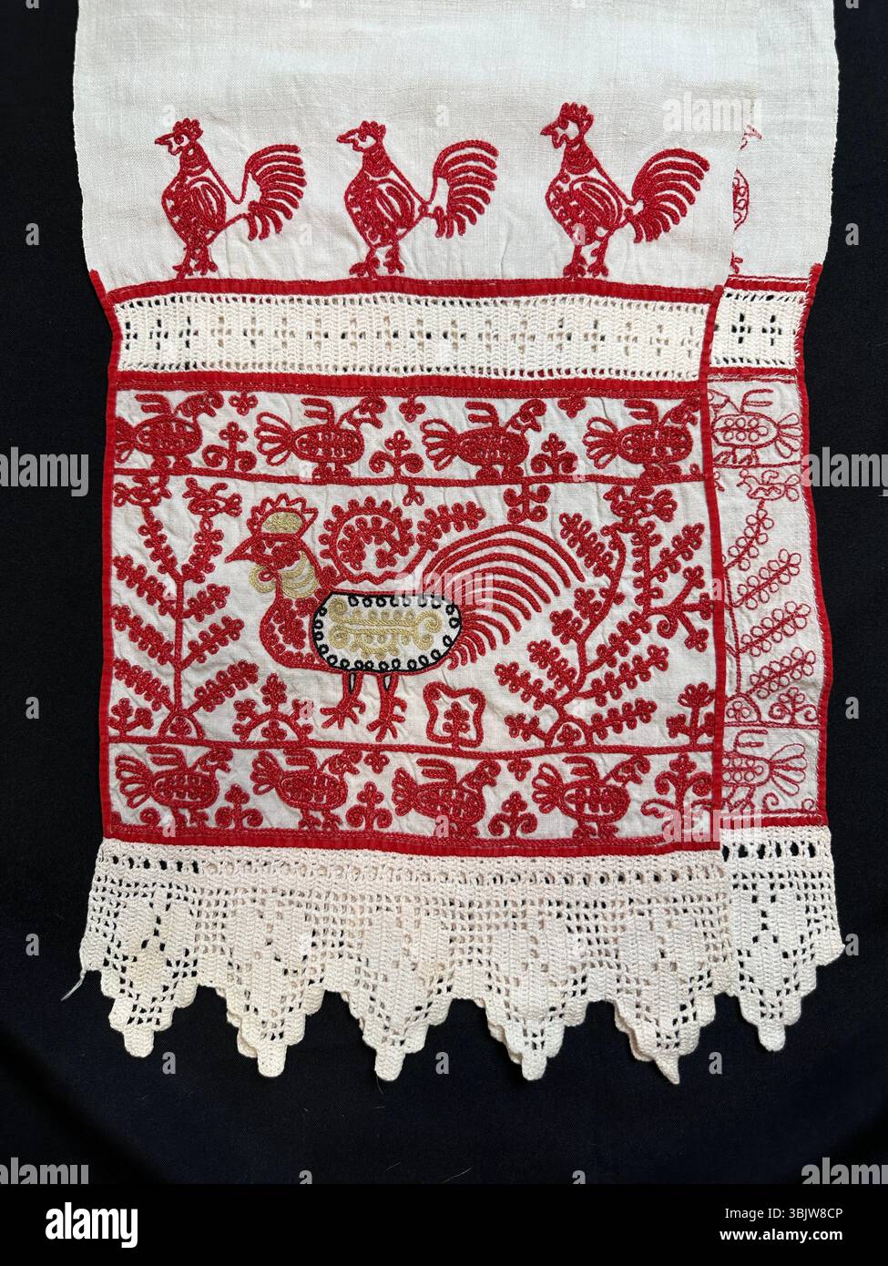 Asciugamano di lino folk russo antico degli anni '1900. Ricamo Tambour, lana e cotone, provincia di Vologda - Immagine stock catturata con smartphone