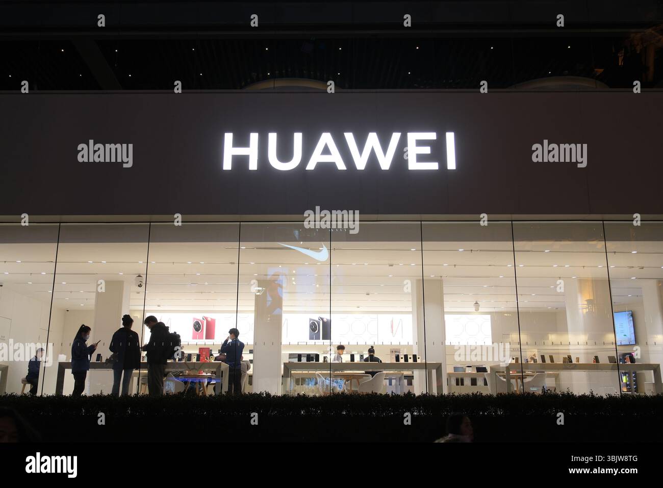 Shanghai, Cina - 14 febbraio 2025: Negozio HUAWEI con i clienti Foto Stock