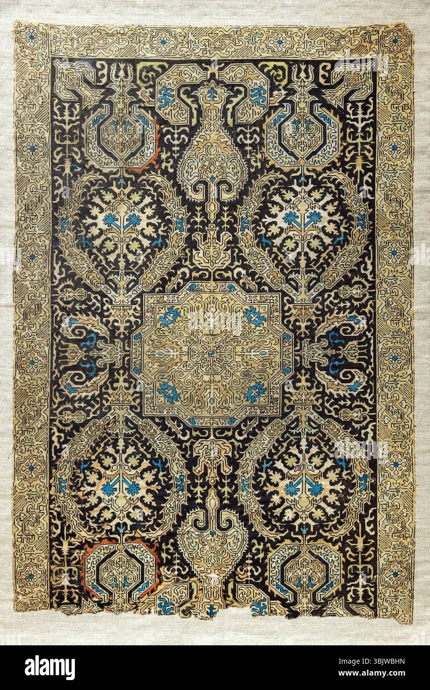 Tappeto decorato in stile persiano che presenta intricati motivi floreali e geometrici in toni eleganti, perfetto per ispirazioni artistiche e culturali. Azero Foto Stock